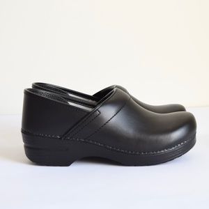Dansko Professional Black Leather Clogs 10/40